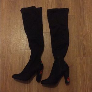 Black knee boots with rose embroidery 😍